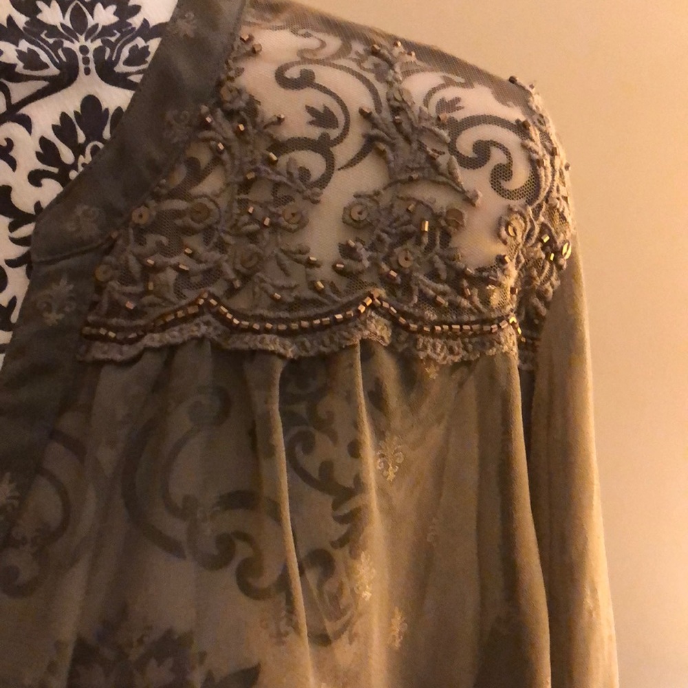 Beautiful blouse - Picture 2 of 8